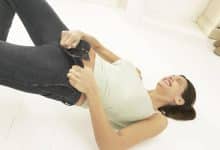 woman trying to fit in her jeans